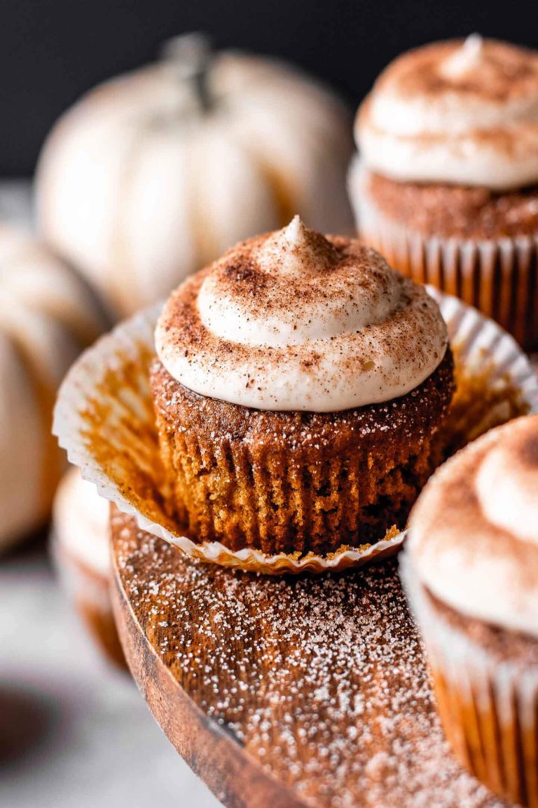 frosted pumpkin spice latte cupcakes on wooden cake stand with pumpkin spice sugar sprinkled on top (10)